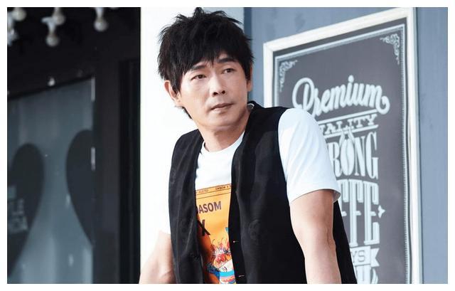 歌手黄品源出生不凡经历坎坷和妻子离婚后复婚如今儿女双全