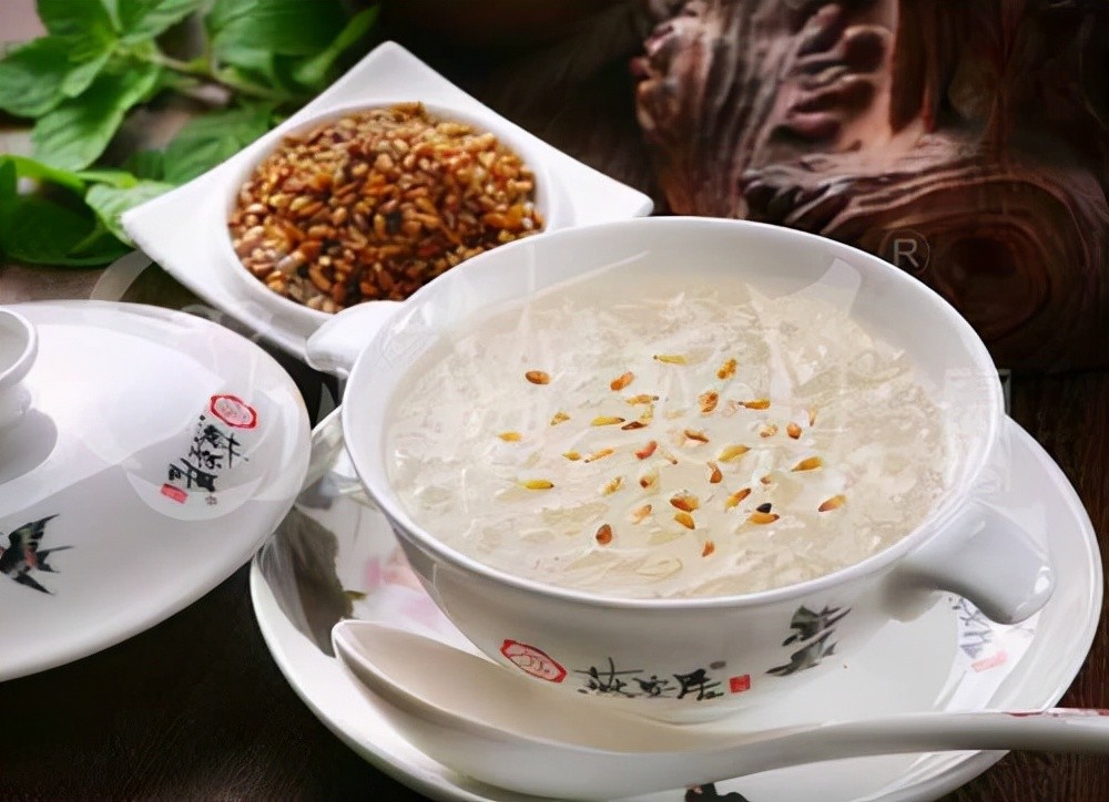 柏子仁粥松仁15克,粳米30克.