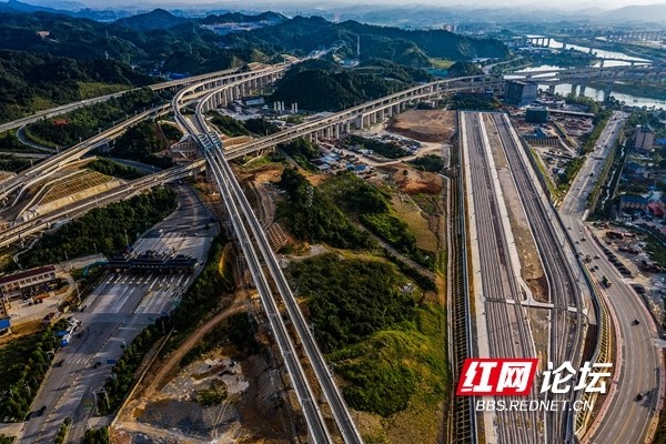 登上正式开通运营的张吉怀高铁火车拖来了一个新怀化