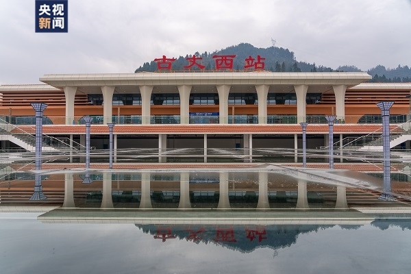 乘汽车在30分钟至2小时内可达国家4a级旅游景区猛洞河,国家自然保护区