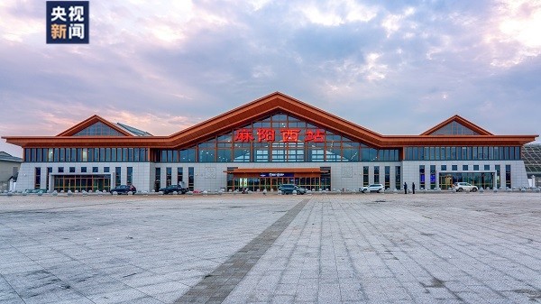 麻阳西站 摄影 李婷麻阳西站以"魅力苗乡,福寿麻阳"为设计理念,外立面