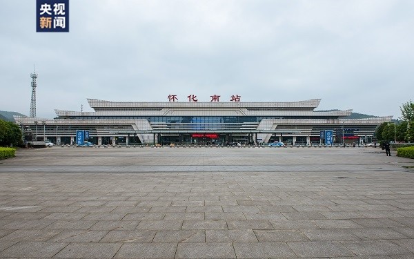 怀化南站 摄影 金姬怀化南站外观看来像一只"鹤"飞翔起舞,设计充分