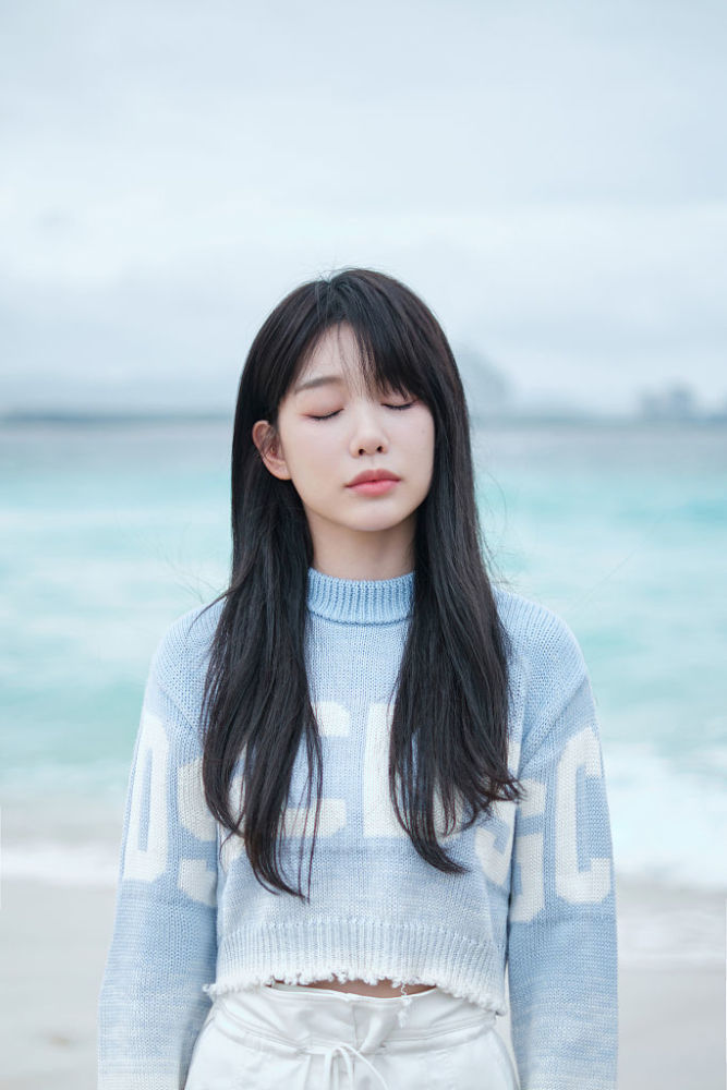 徐梦洁踏浪大片清新浪漫蓝色毛衣搭白短裤十分应景