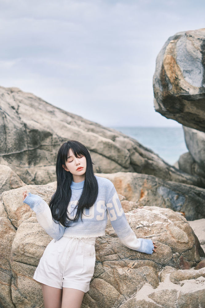 徐梦洁踏浪大片清新浪漫蓝色毛衣搭白短裤十分应景