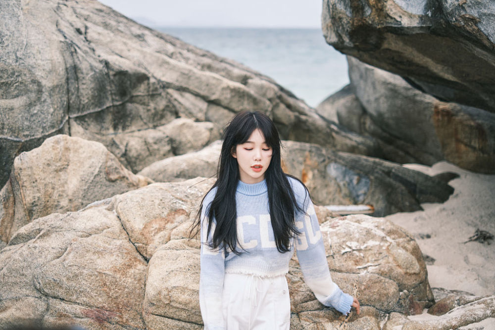 徐梦洁踏浪大片清新浪漫蓝色毛衣搭白短裤十分应景