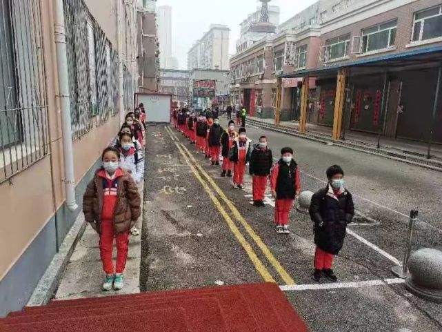 7时30分左右,在向阳小学校门口,学生背着书包陆续来到学校.