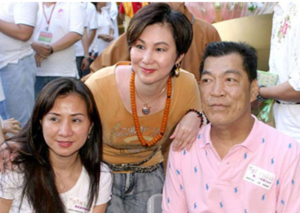 成奎安一生一共娶了两个妻子,大老婆名叫冯月华,二老婆名叫陈美芝.