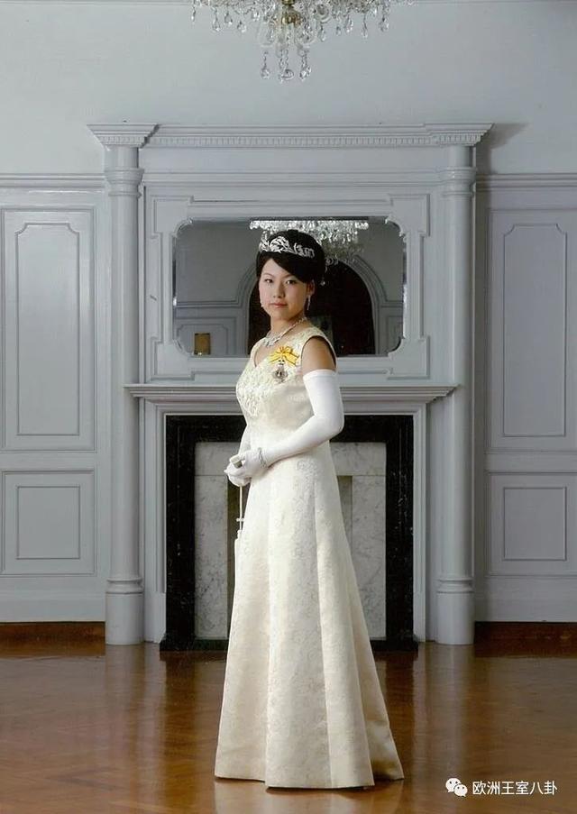 照,待字闺中的大姐承子的就没人见过成年了,传统上公主都会身着礼服