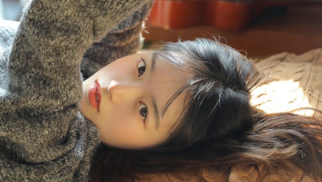 钟曦一身黑衣,低调的站在人群之中,接受着父亲生前的朋友一个一个上前