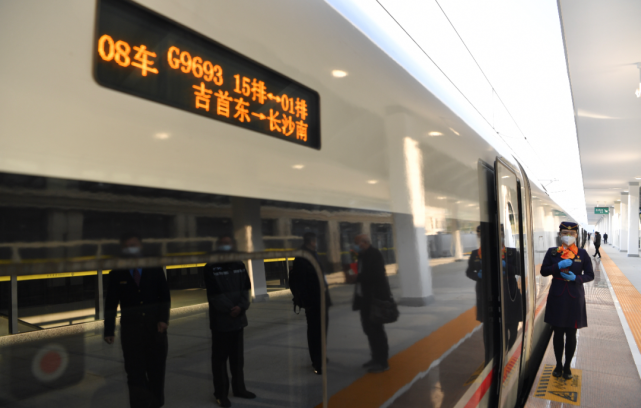 湘西最美高铁张吉怀高铁首趟列车驶出长沙张家界25小时