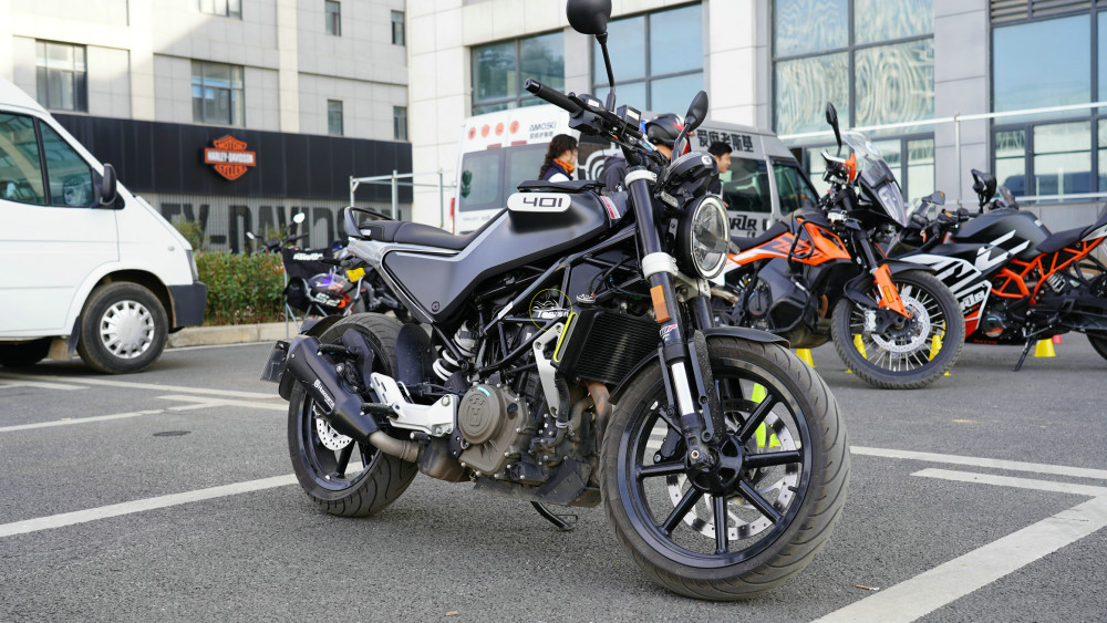 复古外衣下的弯道火箭胡斯瓦纳黑箭401简单试驾