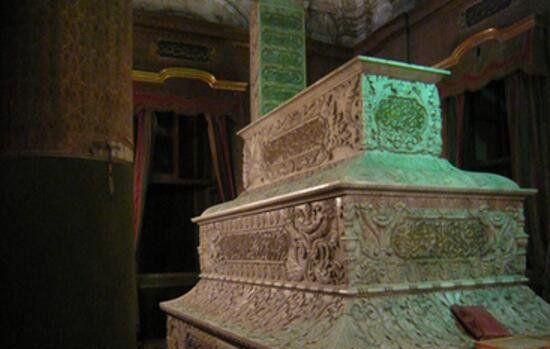 在培拉举行葬礼并安葬在古都埃盖(腓力二世的陵墓不久前在这里被发现)