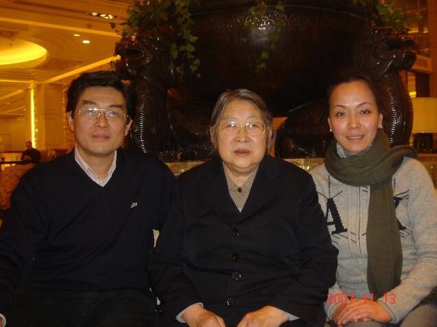 他是孔令华,父亲是原国民党高级将领,妻子是李敏,儿女都很优秀