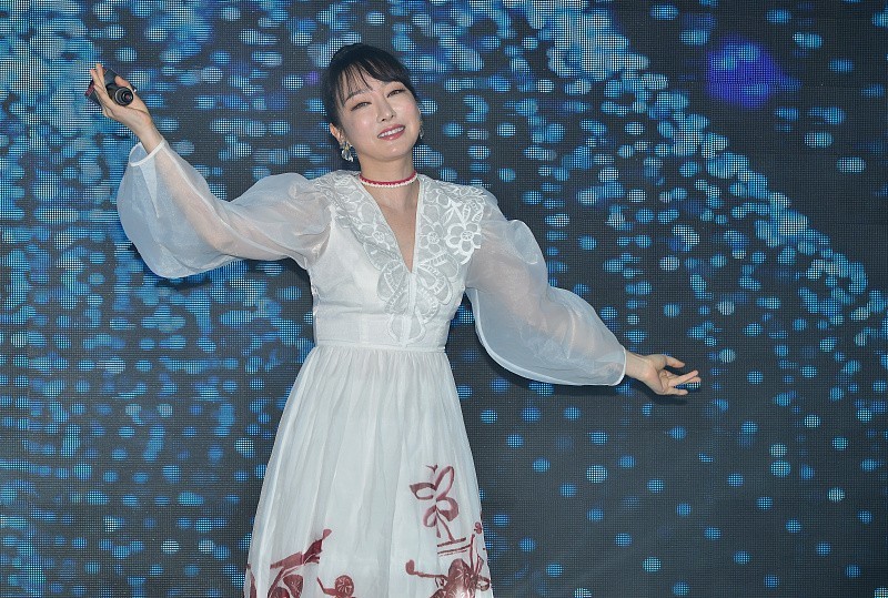 萨顶顶的"狐狸眼"好勾人,虽然泡泡袖有点显胖,但印花挺有气质_腾讯新