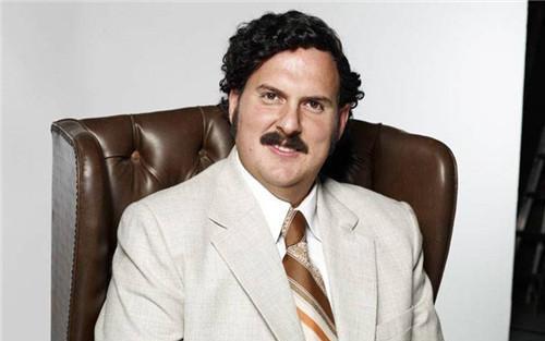 巴勃罗·埃斯科巴,1949年出生在哥伦比亚麦德林一个贫穷的家庭中,他