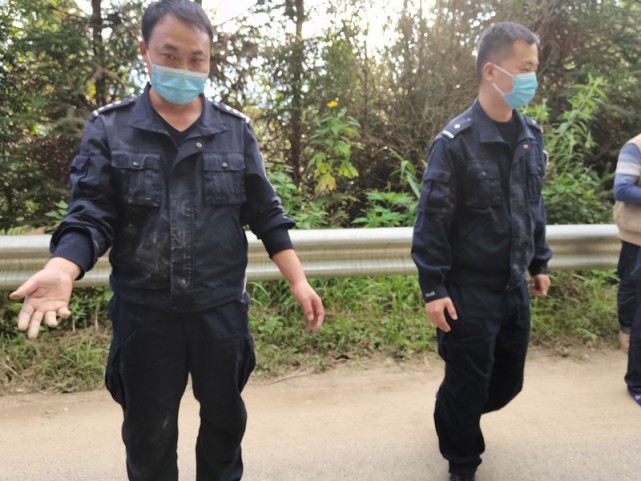 事故车司机李沙龙诚恳地向民警们道谢,民警郭飞龙说:"这都是应该做的