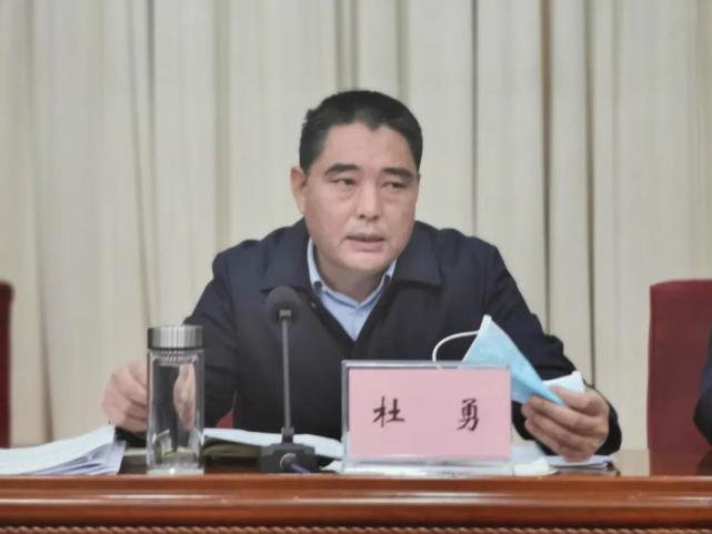 区委书记吕志刚出席会议并讲话.区委副书记,区长杜勇主持会议.