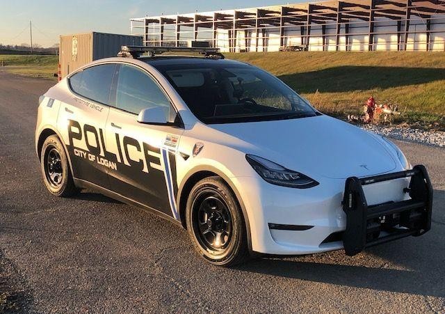 首辆装备齐全的特斯拉modely警车在俄亥俄州洛根交付