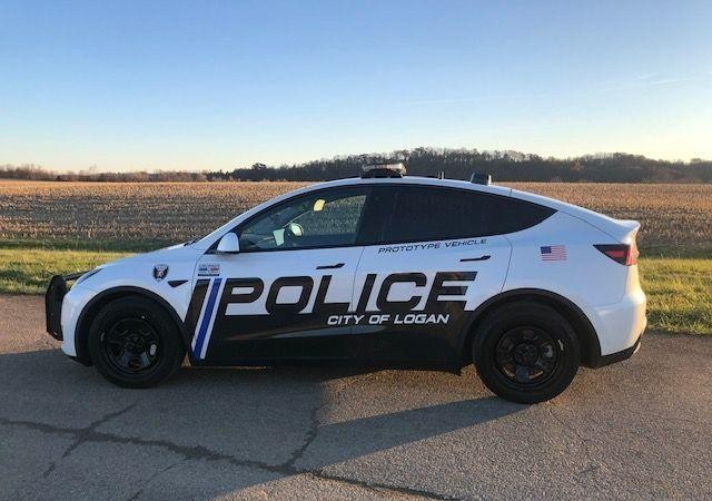 首辆装备齐全的特斯拉modely警车在俄亥俄州洛根交付