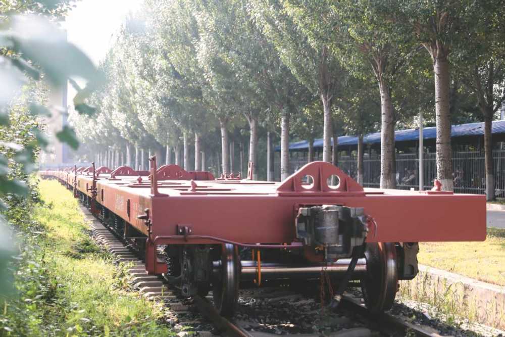 中车齐车集团主导研发的四种车型作为首发货物班列在中老铁路出镜