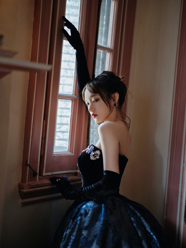 程潇写真一袭暗褐无袖抹胸公主裙优雅灵动美丽迷人