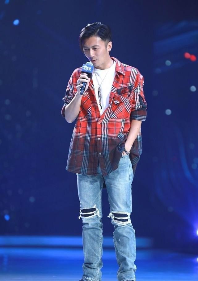 谢霆锋真是中年型男,印花毛衣配"乞丐裤",看脸真不显老
