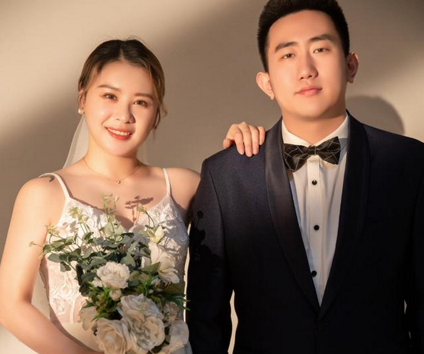 祝贺中国跳水冠军女神晒孕照老公英俊俩人站一块夫妻相十足