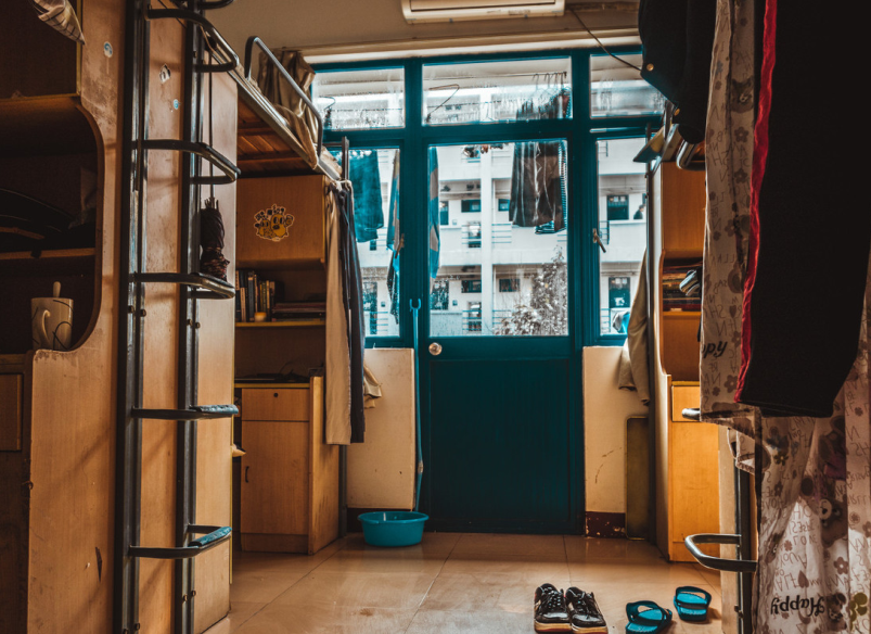 浙江杭州:高校学生凌晨一点不睡觉,扰人休息还怼人:谁会惯着你