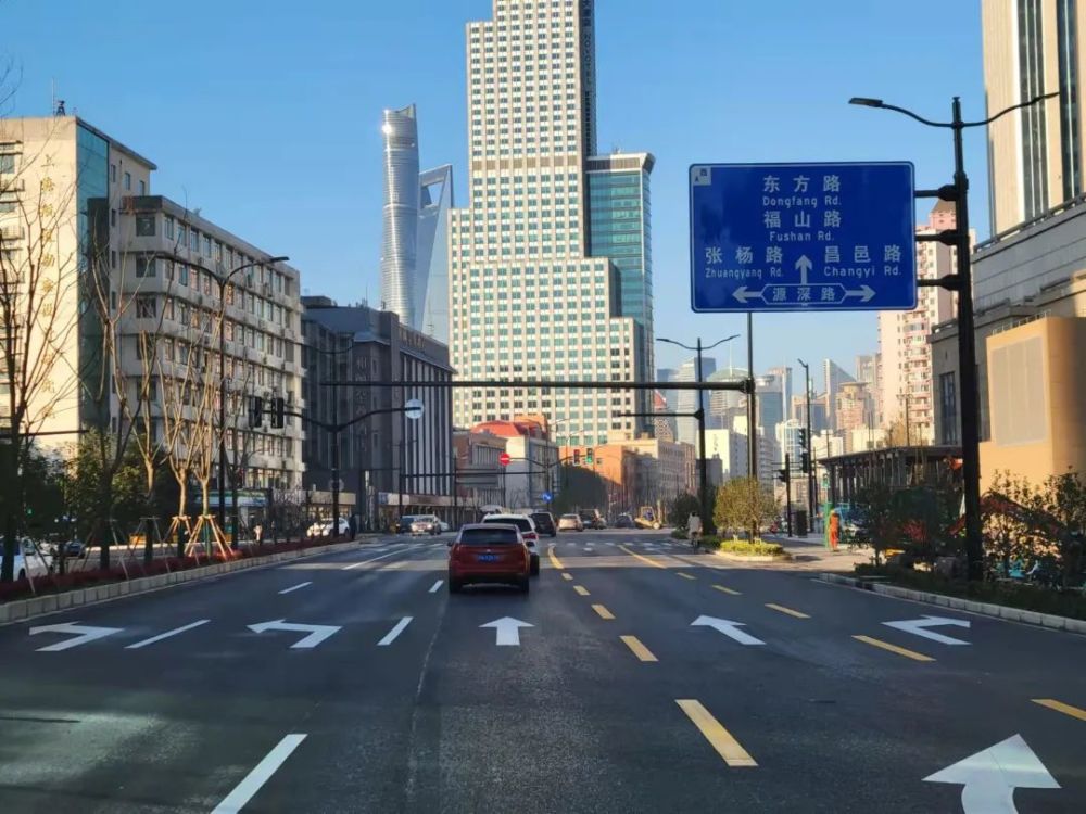 在浦东大道源深路口,早高峰时段,东向西供社会车辆通行的直行车道只有