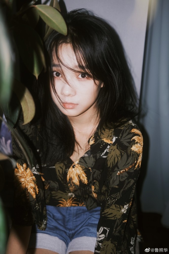 鲁照华晒写真,用眼神释出氛围感,人物情感表达细腻_腾讯新闻