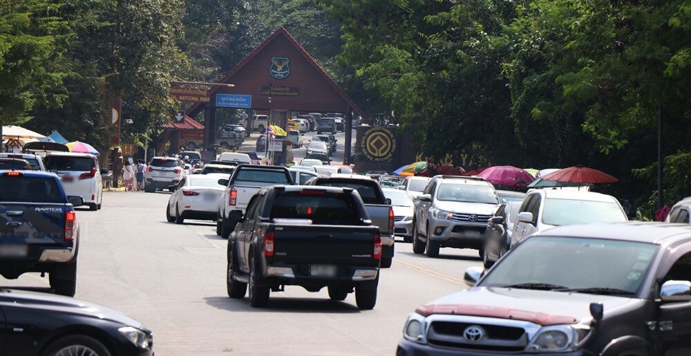 泰国考艾旅游氛围热闹出现大堵车现象