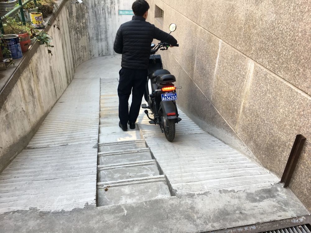 小区非机动车库改造后居民都抢着来停车