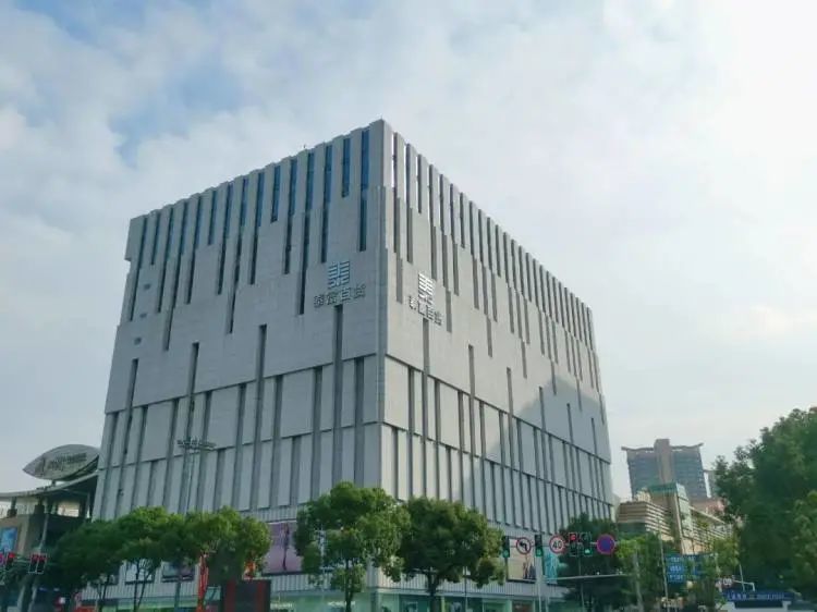 泰富百货与新世纪商城"一街之隔",商场定位高档百货,目标顾客群以都市