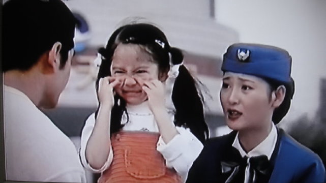 她第一部戏是在99年的电影《紧急迫降》中,饰演徐帆和邵兵的女儿茜茜