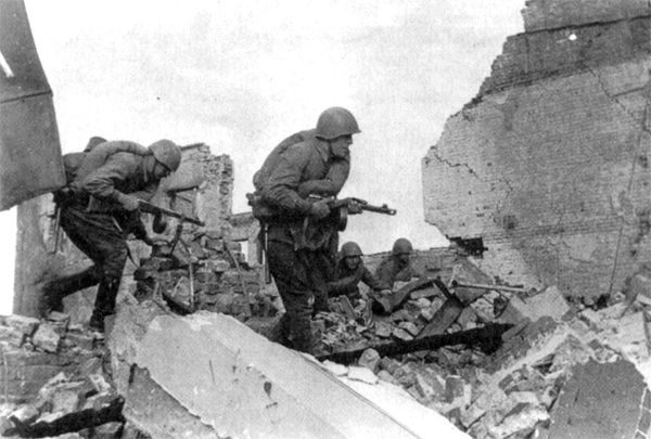 苏联人对堡垒行动心知肚明,核心问题是如何应对势在必行的进攻