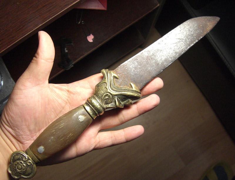 "府库中有的是银子,你就别装了!"虬髯大汉脱口而出.