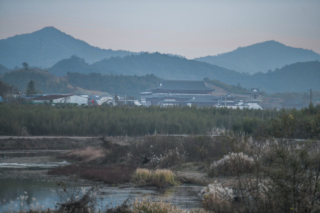 寧國市霞西鎮,途經竹峰村,萬福村,千畝村,在平行村與東津河匯入河瀝溪