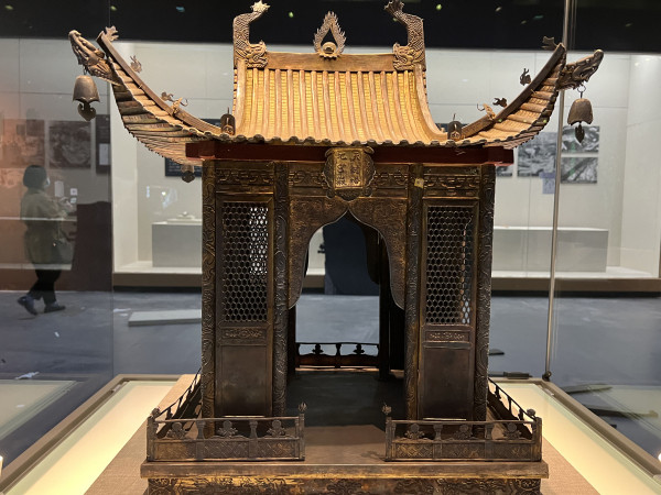 天封塔地宫发掘的文物展示板块引人瞩目,这是天封塔出土文物"集体亮相