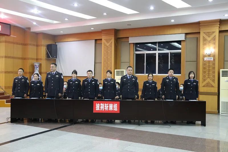 此次活动以"三年后的我和我们"为主题,由应城市公安局20名青年民警