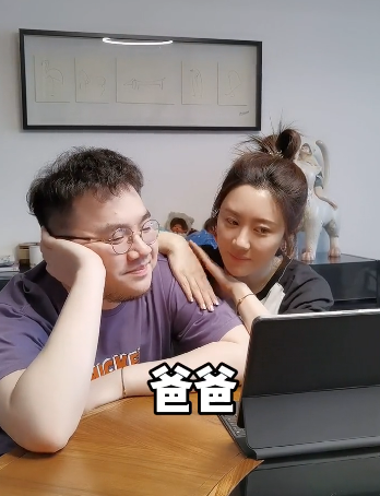 宋丹丹儿子夫妇坐高铁吃橘子将果汁擦身上老婆挺孕肚四肢纤细