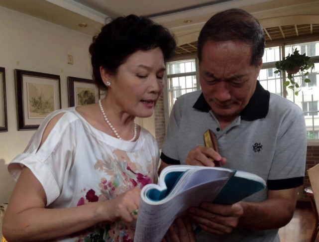 郑乾龙 饰 罗冈《渴望》中罗冈和王亚茹的爱情,可谓举案齐眉充满温柔