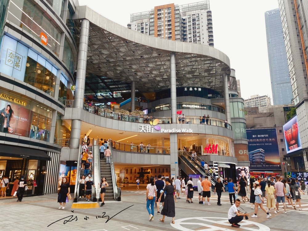 重庆观音桥有个热门的购物广场,人气很旺,里面还有一家远东百货
