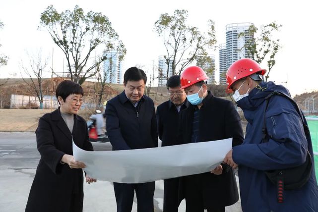 信阳市委常委宣传部长曲尚英到我校调研指导工作