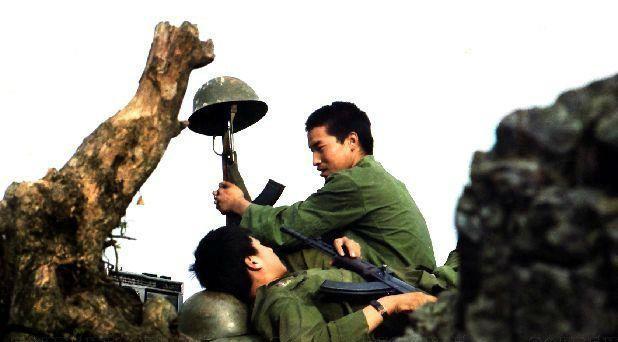 严志坚身旁的四班副刘恭河端起了狙击步枪,目测一下距离,不足500米