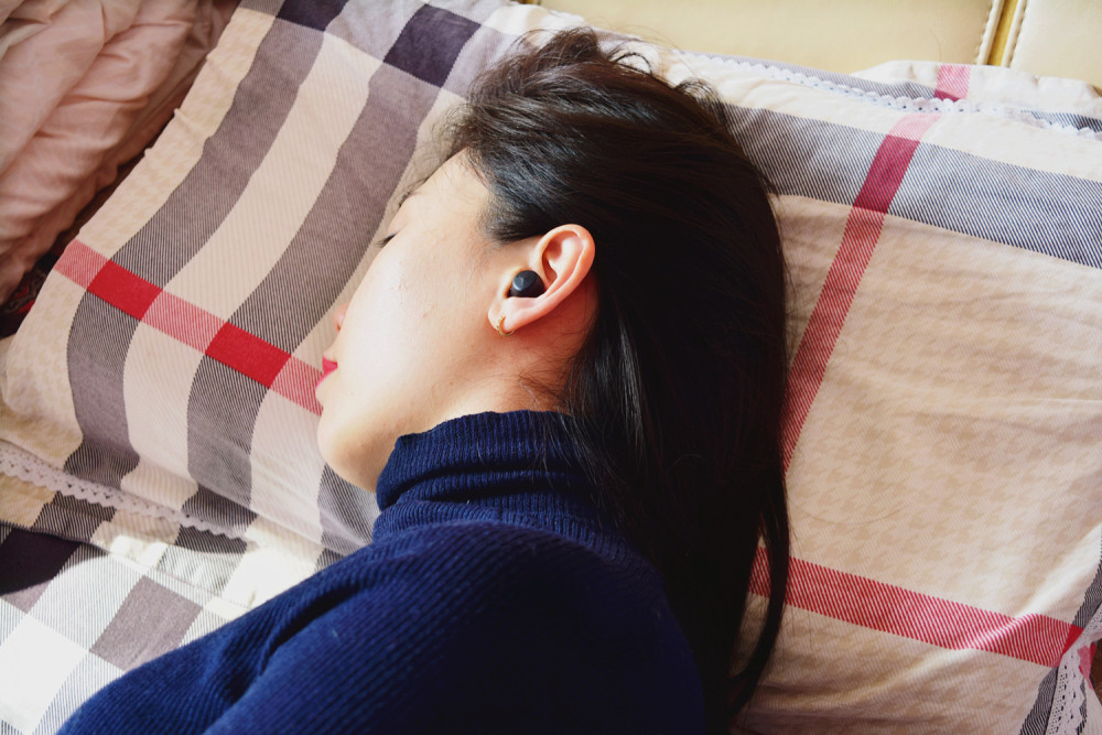 由于平时比较喜欢睡觉时戴耳机听歌,通过实际的体验,即使是侧躺着睡觉