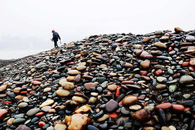 四川最奇特村庄村民靠捡石头致富人人住豪宅开豪车