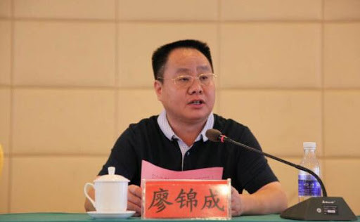 廖锦成,出生于1965年8月生,广西罗城人,在职研究生学历,1986年7月参加
