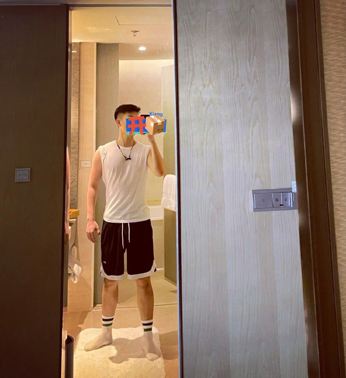 身材匀称的肌肉小狼狗自拍做作并不影响扑面而来的荷尔蒙气息