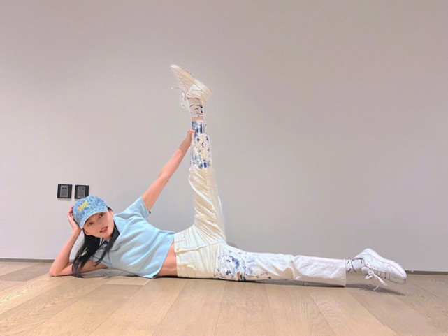 穿外套配过膝靴外八站姿抢眼,罕戴帽假装青年