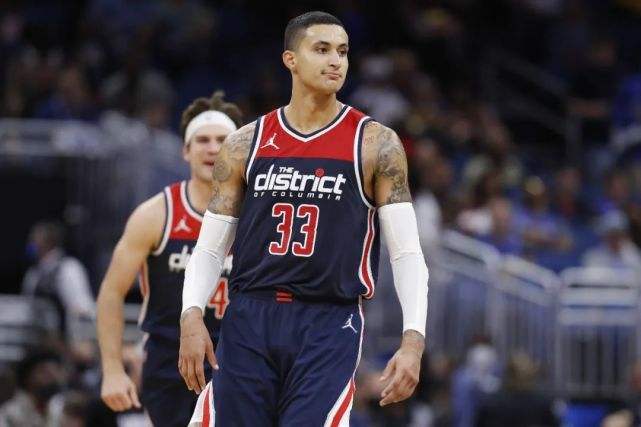 肯塔维奥斯·卡德维尔-波普 为洛杉矶湖人队拿下NBA总冠军后，波普职业生涯开始走下坡路